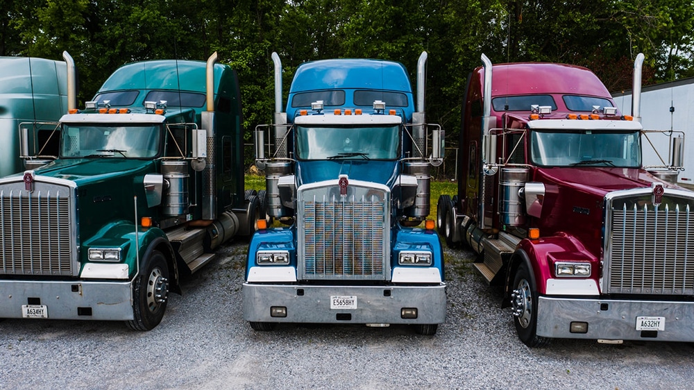When-does-a-semi-truck-need-to-use-hazard-lights